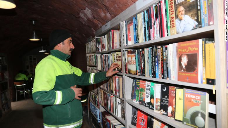 Recoletores de lixo da capital turca constroem biblioteca com livros abandonados