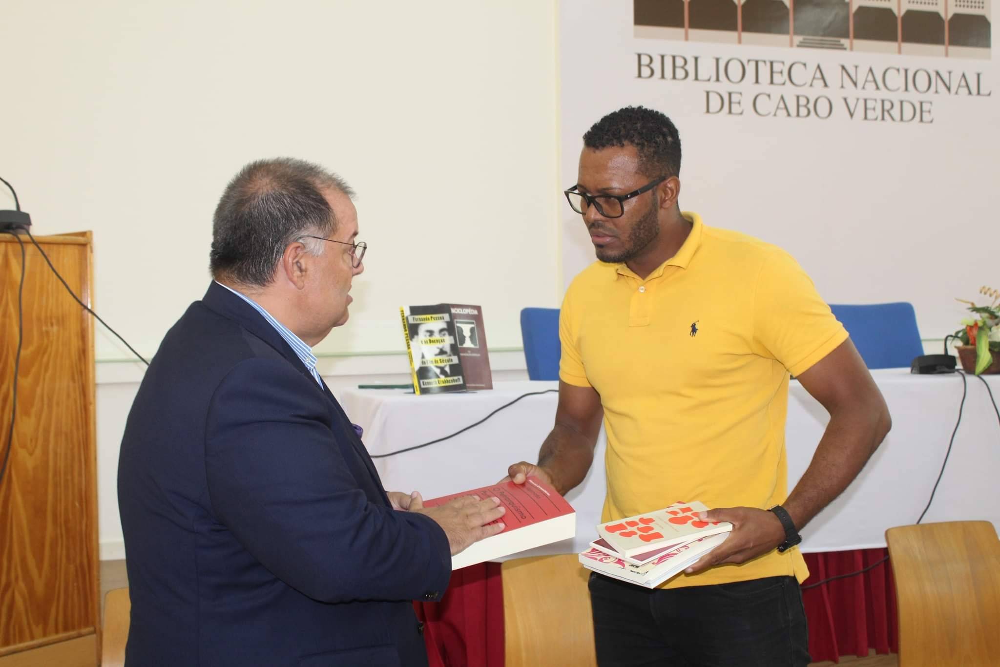 Imprensa Nacional-Casa da Moeda doa 7696 livros a Cabo Verde